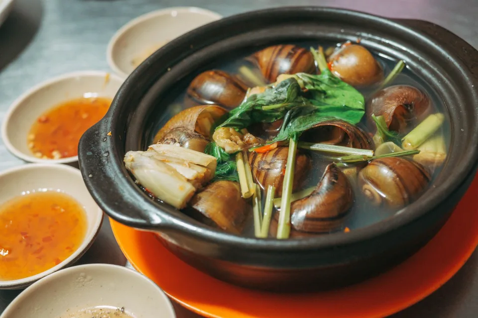 Bàn pha chế và trang trí ly